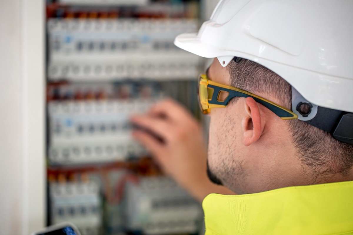 Qual a relação da NR-10 com a segurança elétrica?